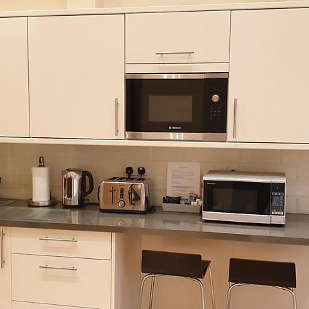 London Luxury Apartments 3 Bedroom Sleeps 8 With 3 Bathrooms 5 Mins Walk To Tube Station Free Parking Ilford Exterior foto