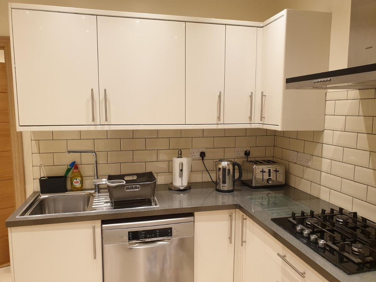 London Luxury Apartments 3 Bedroom Sleeps 8 With 3 Bathrooms 5 Mins Walk To Tube Station Free Parking Ilford Exterior foto