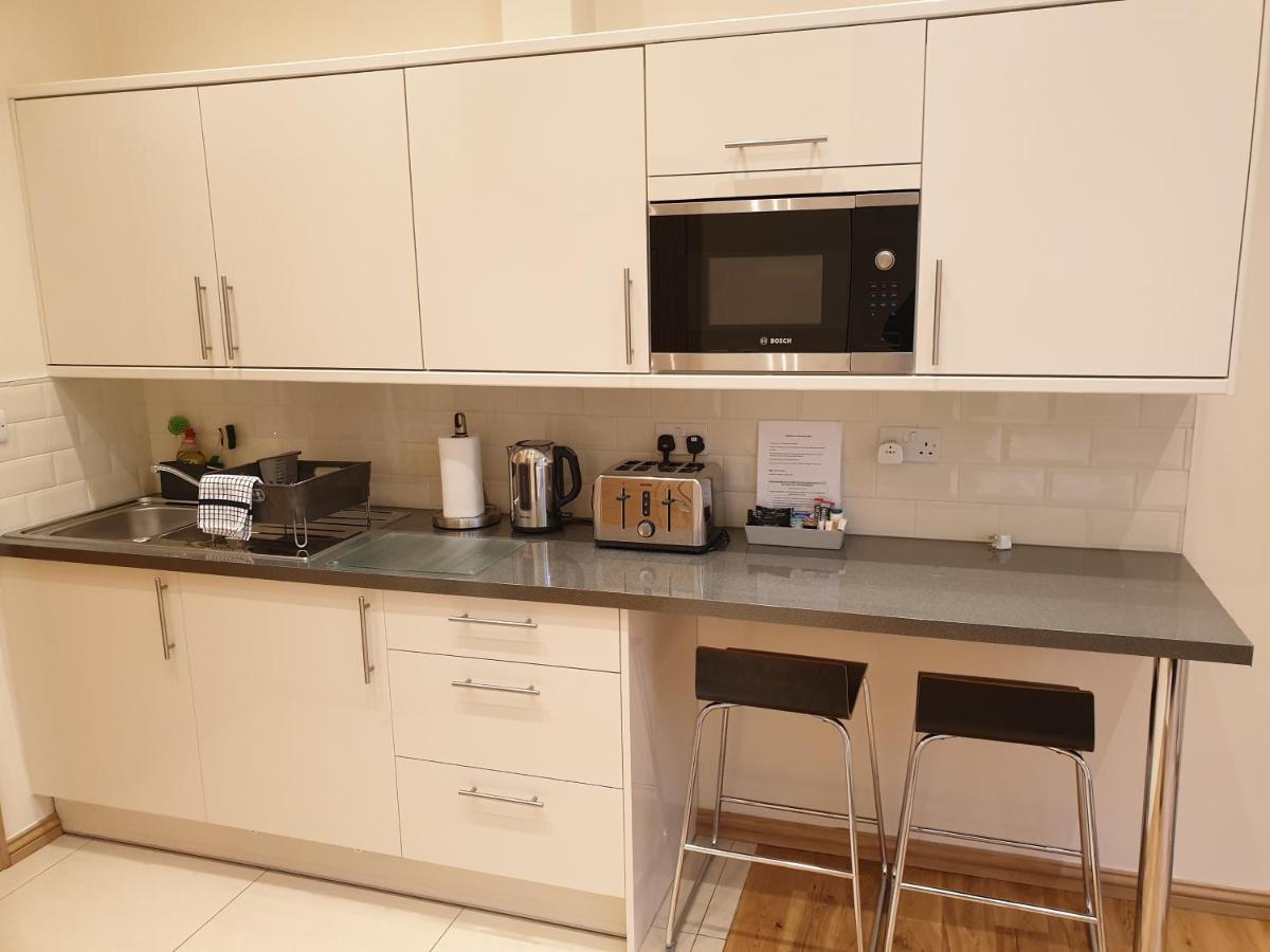 London Luxury Apartments 3 Bedroom Sleeps 8 With 3 Bathrooms 5 Mins Walk To Tube Station Free Parking Ilford Exterior foto