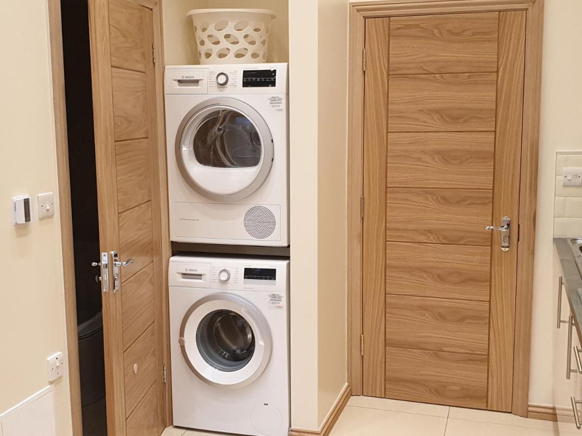 London Luxury Apartments 3 Bedroom Sleeps 8 With 3 Bathrooms 5 Mins Walk To Tube Station Free Parking Ilford Exterior foto