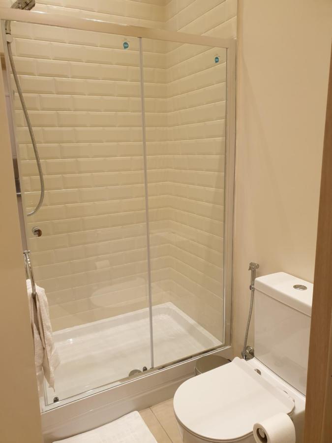 London Luxury Apartments 3 Bedroom Sleeps 8 With 3 Bathrooms 5 Mins Walk To Tube Station Free Parking Ilford Exterior foto