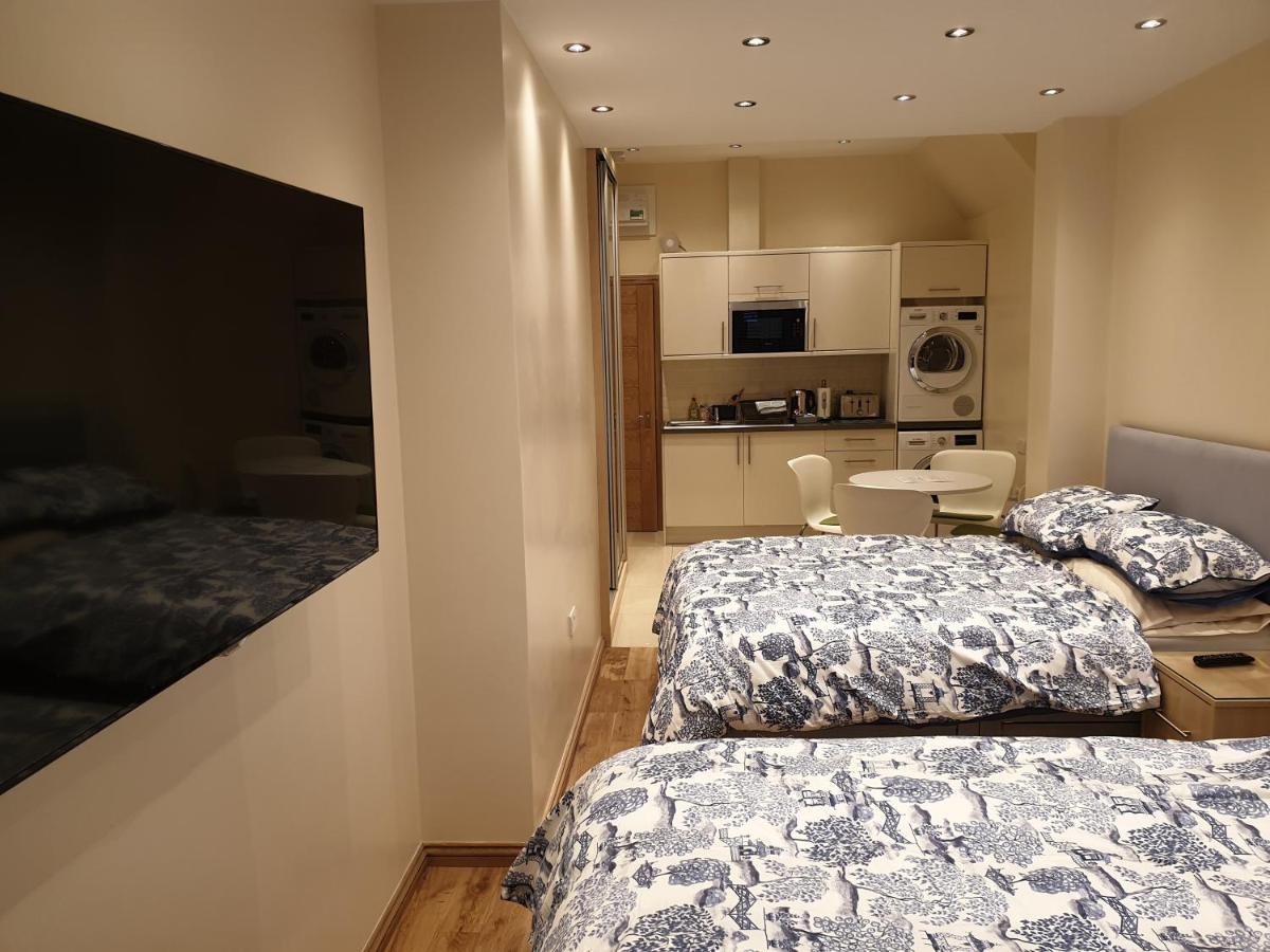 London Luxury Apartments 3 Bedroom Sleeps 8 With 3 Bathrooms 5 Mins Walk To Tube Station Free Parking Ilford Exterior foto