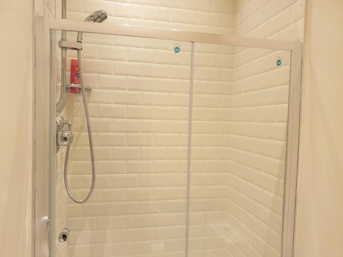London Luxury Apartments 3 Bedroom Sleeps 8 With 3 Bathrooms 5 Mins Walk To Tube Station Free Parking Ilford Exterior foto