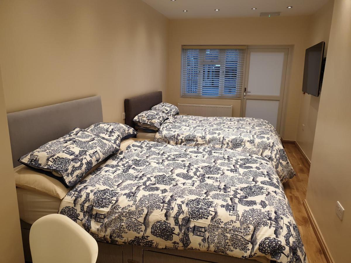 London Luxury Apartments 3 Bedroom Sleeps 8 With 3 Bathrooms 5 Mins Walk To Tube Station Free Parking Ilford Exterior foto