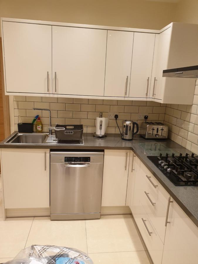 London Luxury Apartments 3 Bedroom Sleeps 8 With 3 Bathrooms 5 Mins Walk To Tube Station Free Parking Ilford Exterior foto