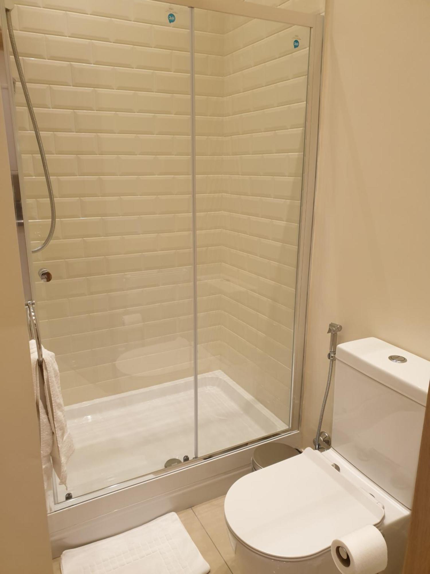 London Luxury Apartments 3 Bedroom Sleeps 8 With 3 Bathrooms 5 Mins Walk To Tube Station Free Parking Ilford Exterior foto