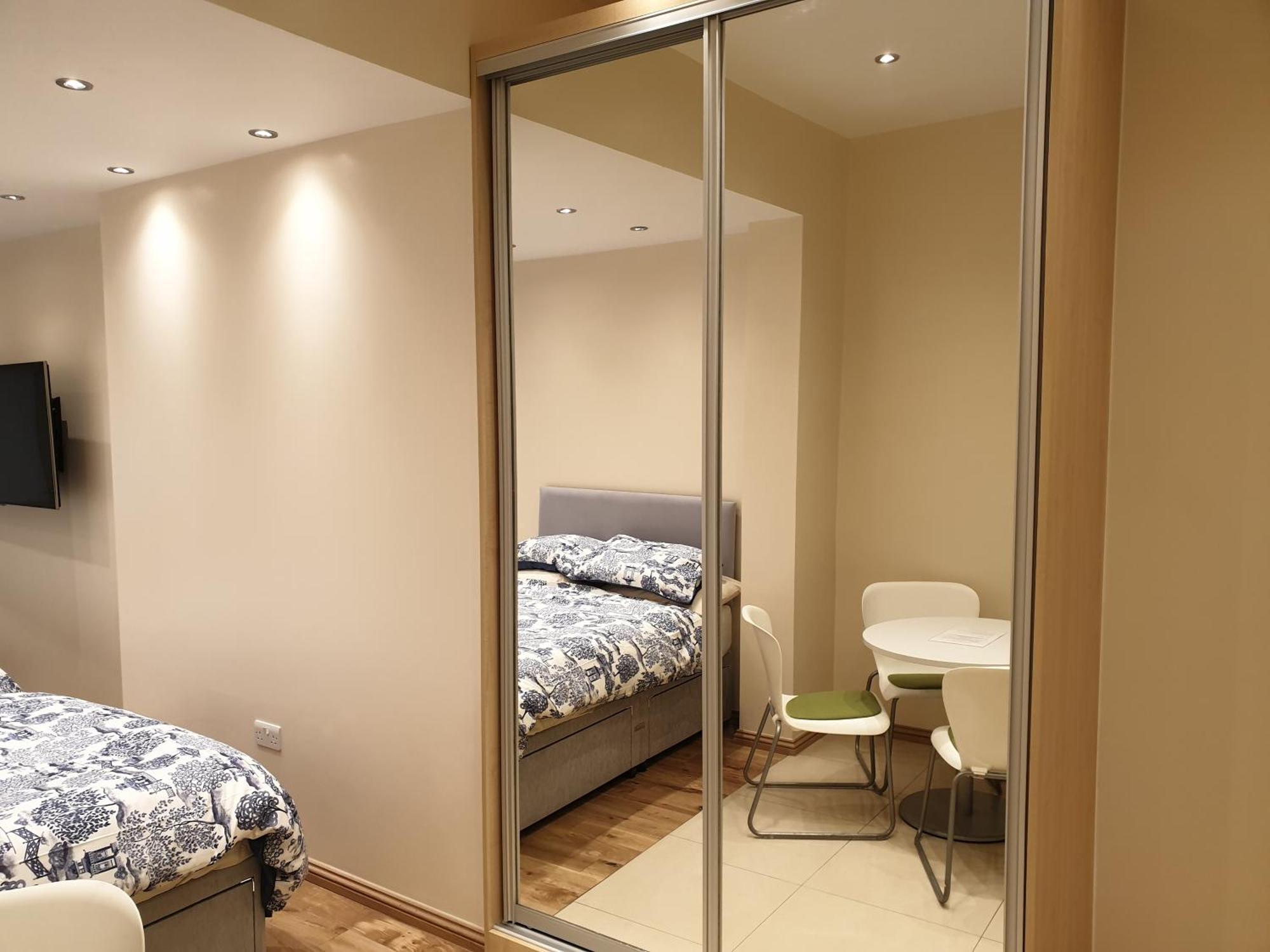 London Luxury Apartments 3 Bedroom Sleeps 8 With 3 Bathrooms 5 Mins Walk To Tube Station Free Parking Ilford Exterior foto