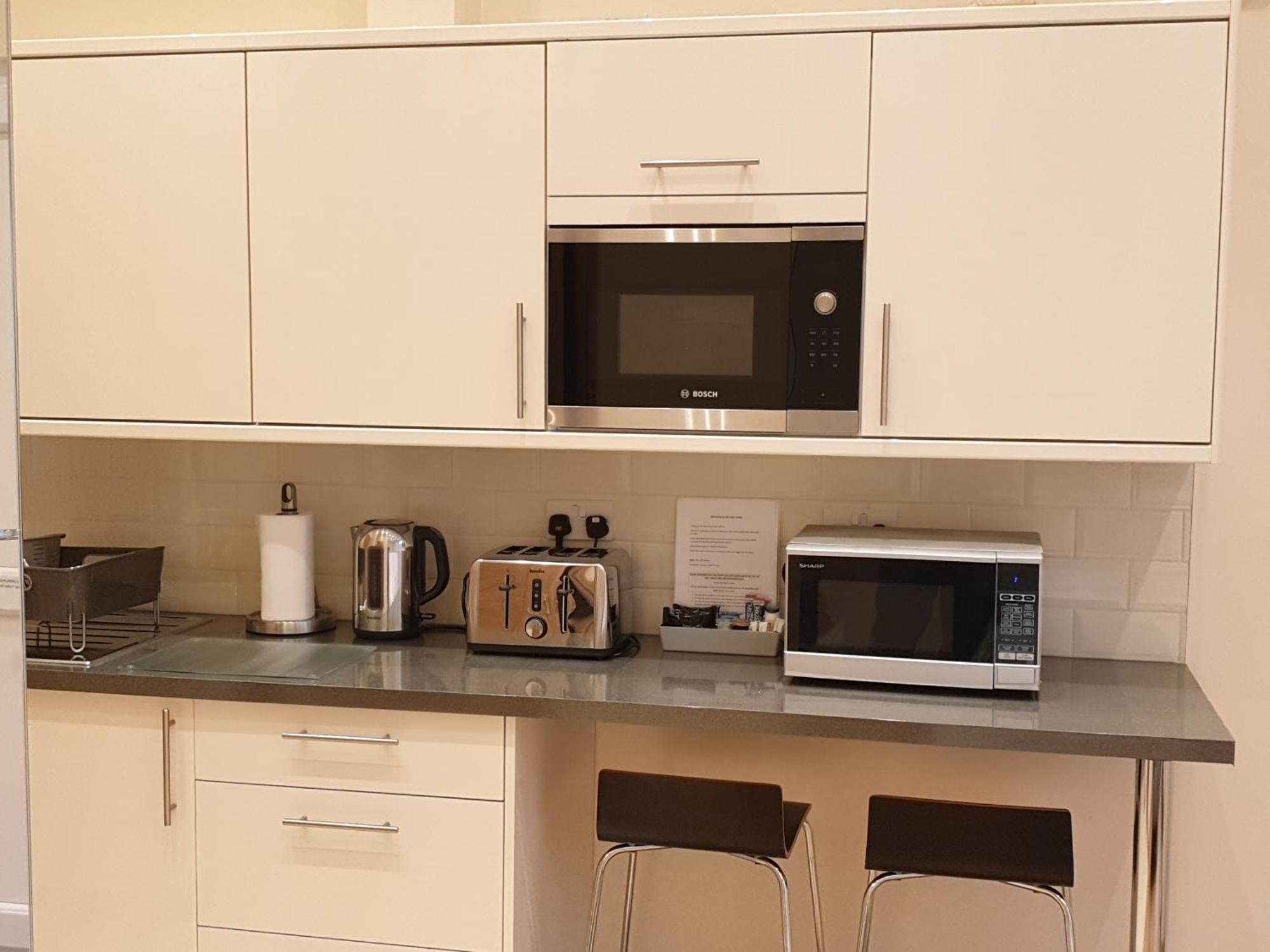 London Luxury Apartments 3 Bedroom Sleeps 8 With 3 Bathrooms 5 Mins Walk To Tube Station Free Parking Ilford Exterior foto