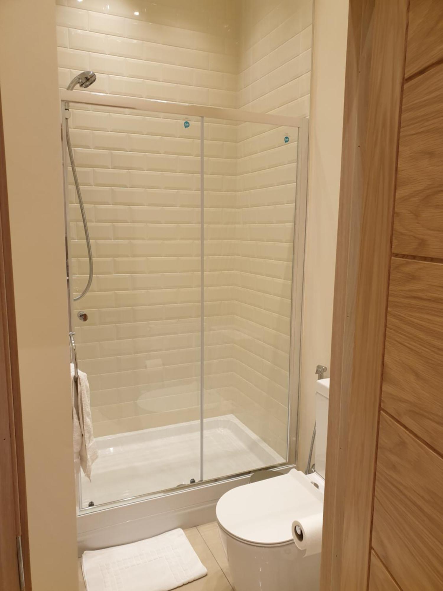 London Luxury Apartments 3 Bedroom Sleeps 8 With 3 Bathrooms 5 Mins Walk To Tube Station Free Parking Ilford Exterior foto
