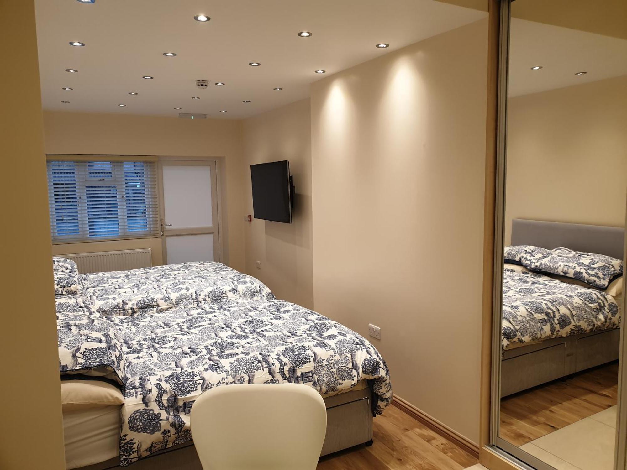 London Luxury Apartments 3 Bedroom Sleeps 8 With 3 Bathrooms 5 Mins Walk To Tube Station Free Parking Ilford Exterior foto