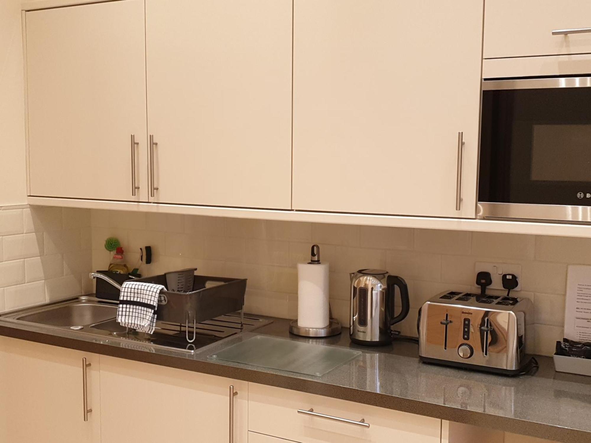 London Luxury Apartments 3 Bedroom Sleeps 8 With 3 Bathrooms 5 Mins Walk To Tube Station Free Parking Ilford Exterior foto