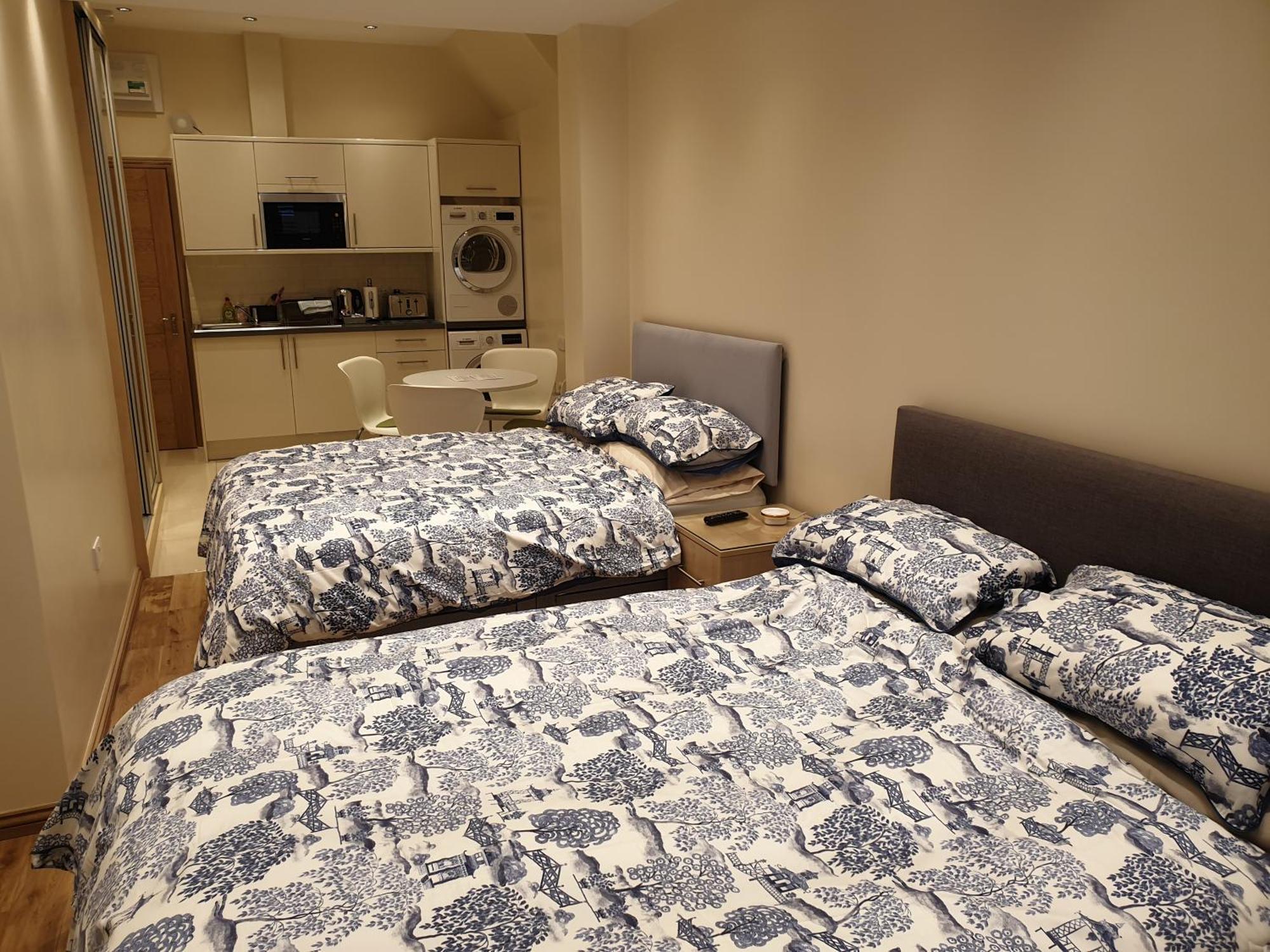 London Luxury Apartments 3 Bedroom Sleeps 8 With 3 Bathrooms 5 Mins Walk To Tube Station Free Parking Ilford Exterior foto
